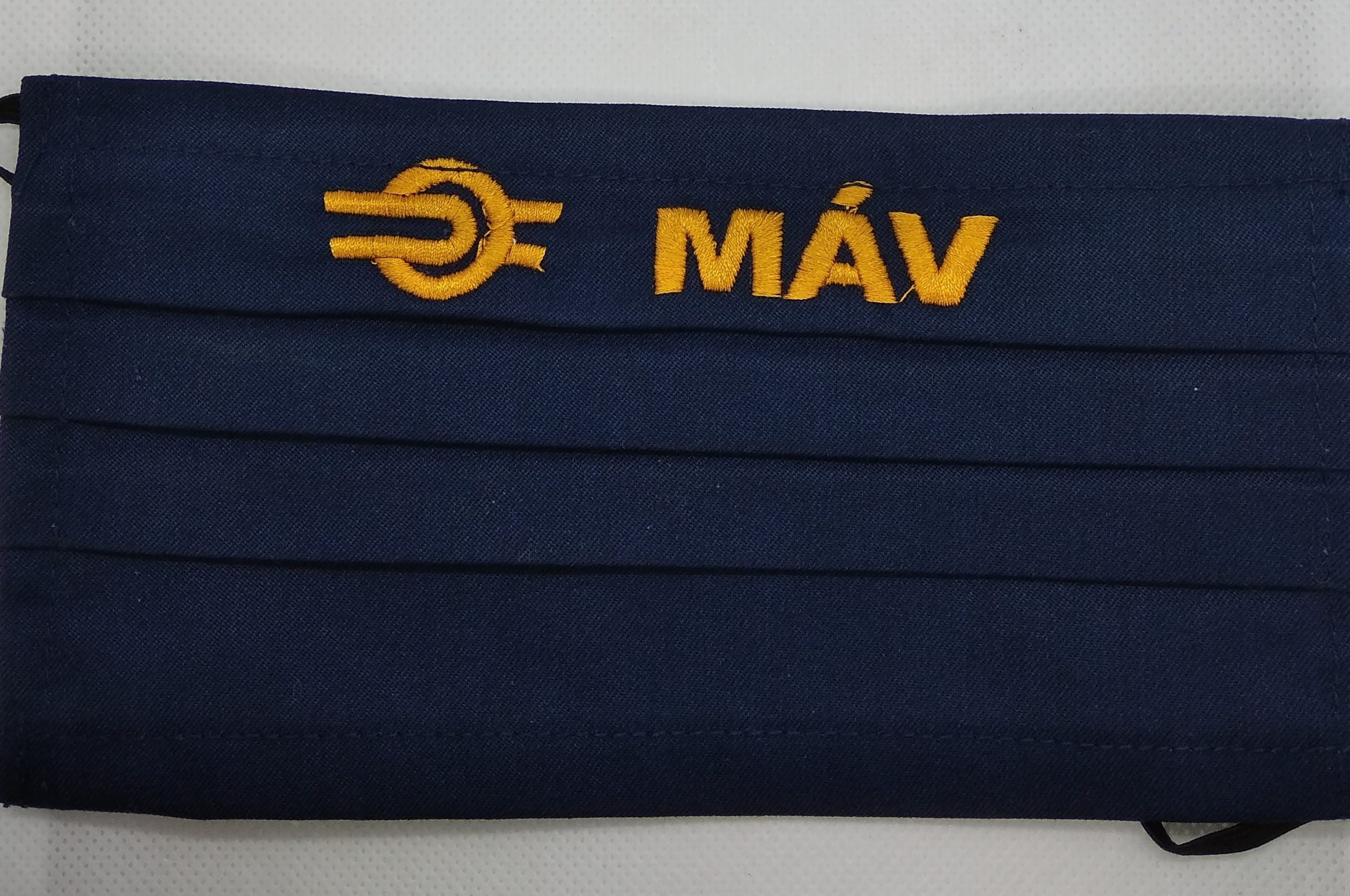 1 db tengerészkék, arany logo + MÁV hímzéssel készült maszk