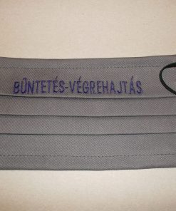 1 db szürke, lila hímzésű BÜNTETÉS-VÉGREHAJTÁS szöveggel hímzett textil szájmaszk