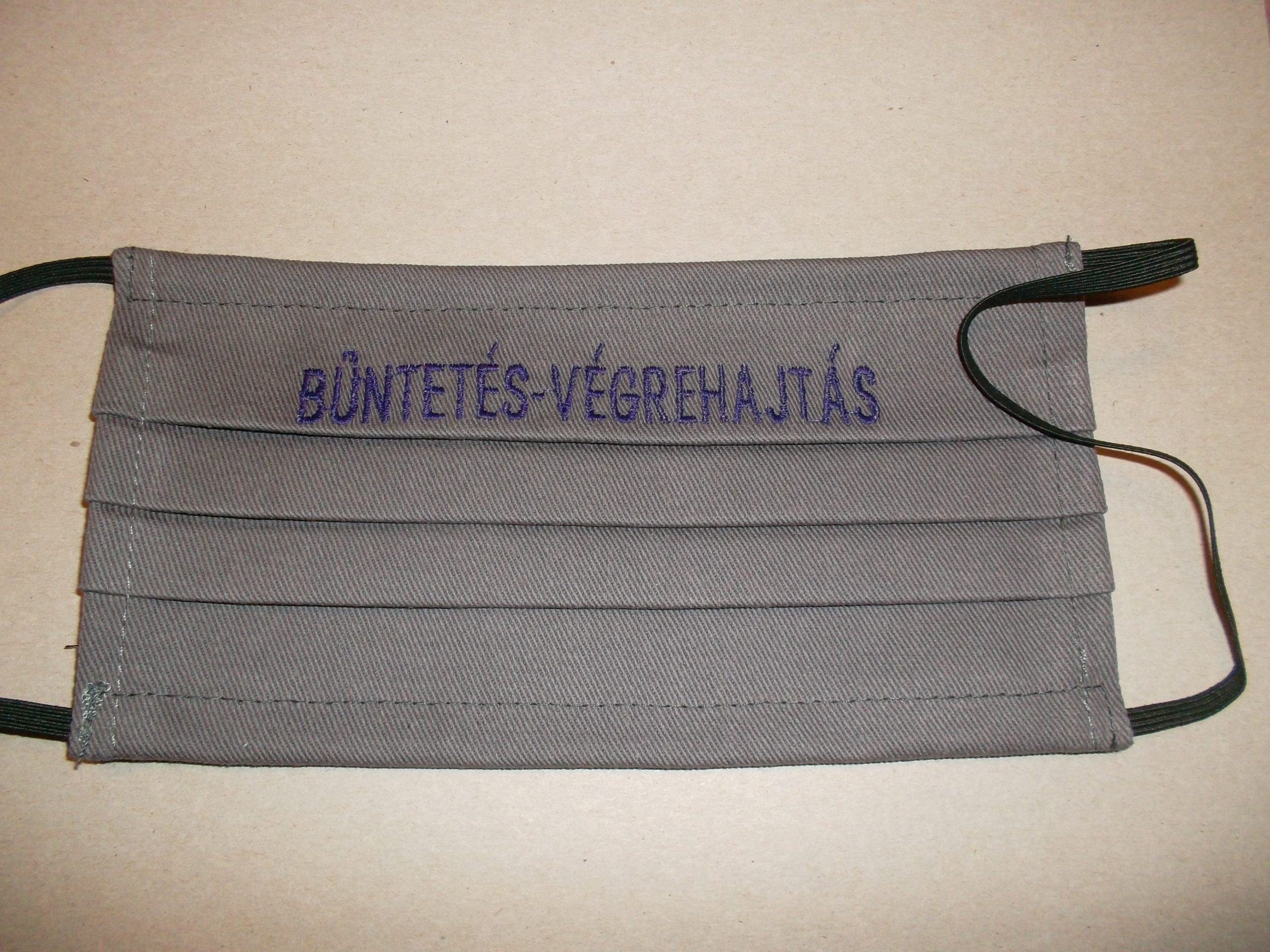 1 db szürke, lila hímzésű BÜNTETÉS-VÉGREHAJTÁS szöveggel hímzett textil szájmaszk