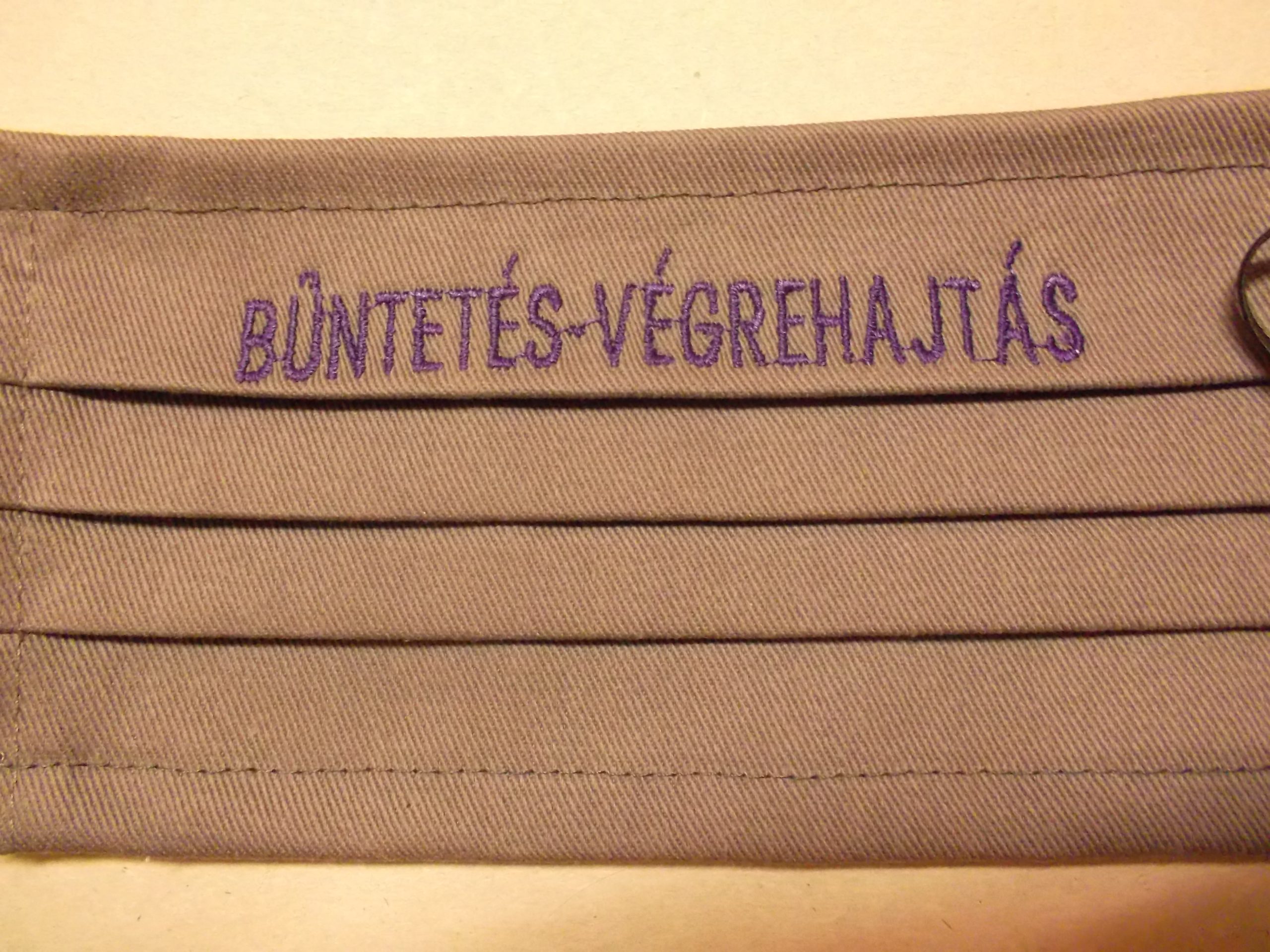1 db szürke, lila hímzésű BÜNTETÉS-VÉGREHAJTÁS szöveggel hímzett textil szájmaszk - Image 3
