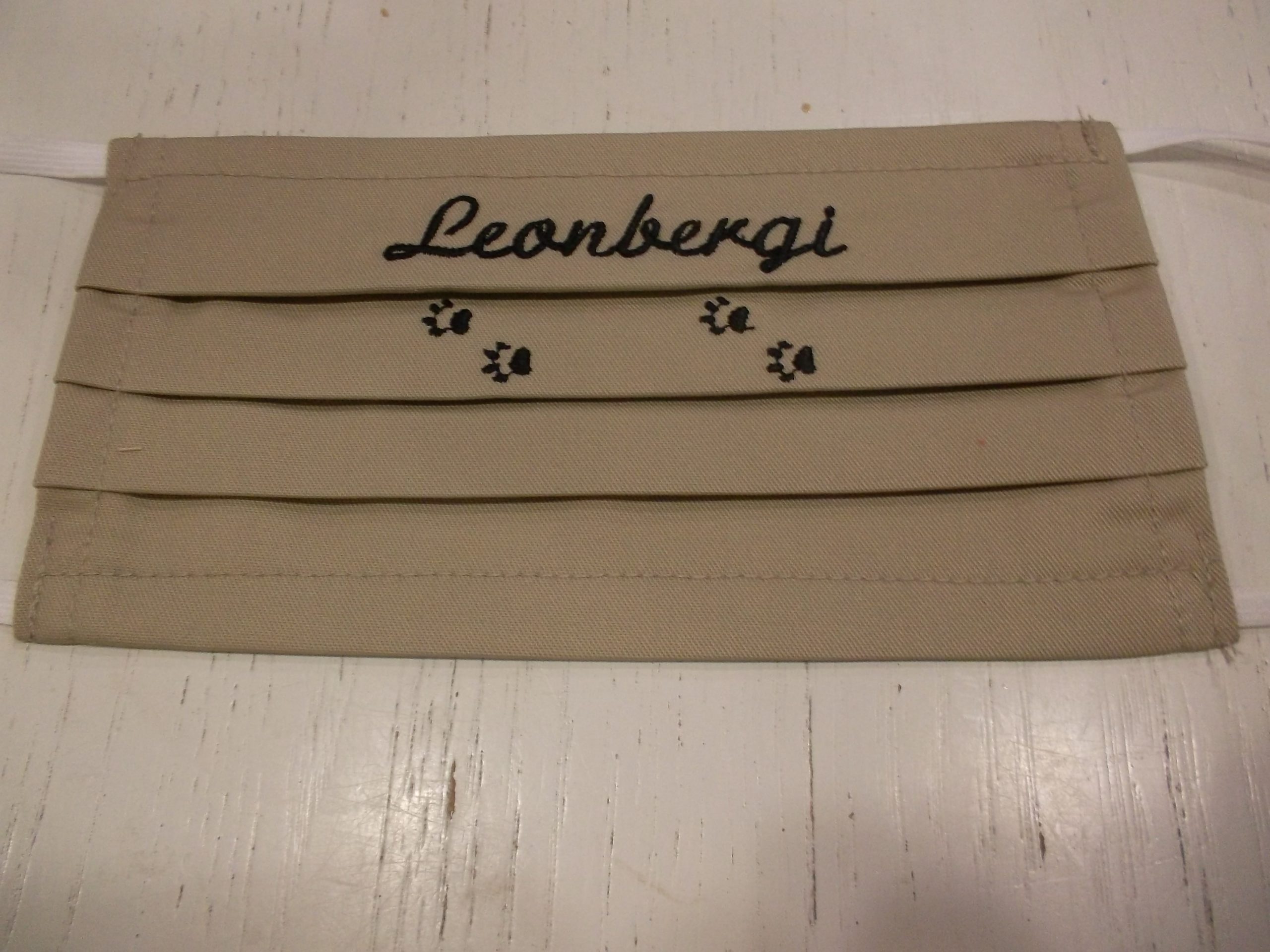 1 db Leonbergi szöveggel hímzett, drapp arcmaszk