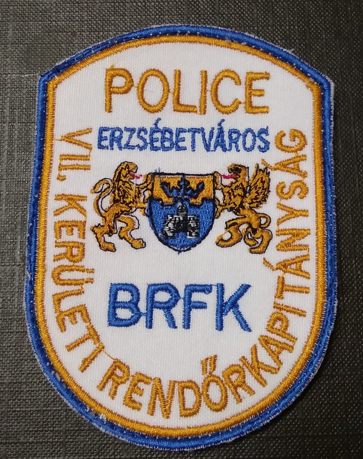 1 db "VII. KERÜLETI RENDŐR KAPITÁNYSÁG" karjelvény , Fehér